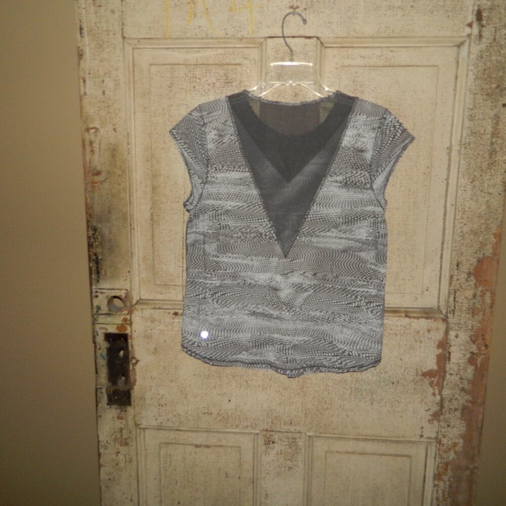 Lululemon "For the Run" Snake Print Mesh Top Size 8/10 (QQ-2) - Picture 2 of 3